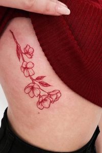 Esthetische foto's van rode tatoeages